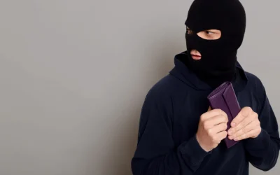 Jaf armat într-un cazinou din Caransebeș: Doi bărbați au atacat o angajată și au fugit cu banii Un cazinou din Caransebeș a fost scena unui jaf armat în noaptea de miercuri, 1 aprilie 2026
