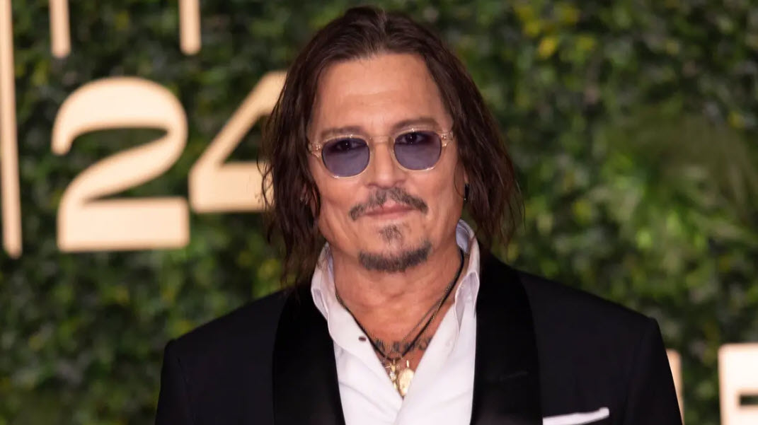 JOHNNY DEPP lansează rom inspirat de iubirile vieții sale