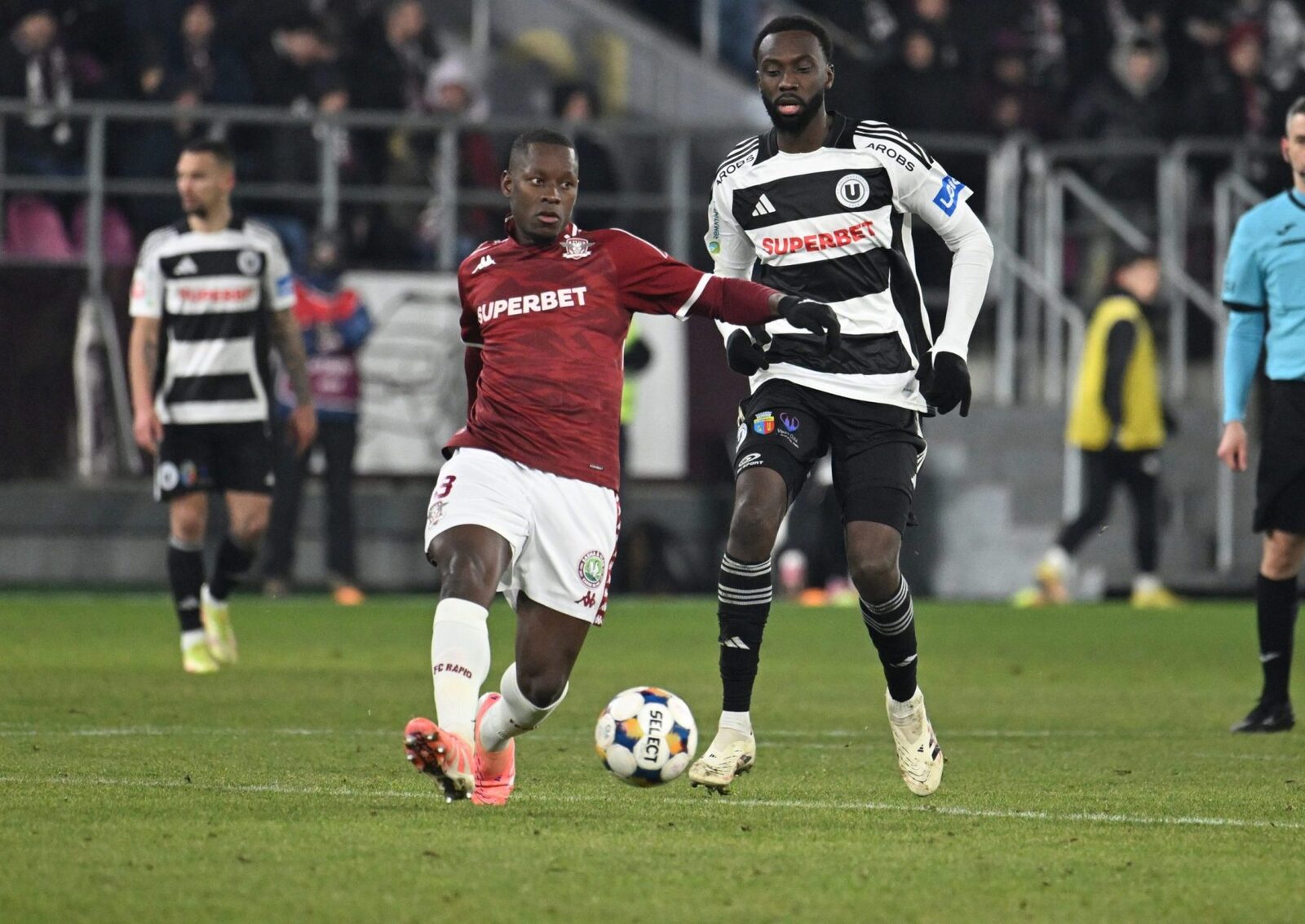Issouf Macalou, starul lui U Cluj, ratează meciul cu Rapid din cauza unei tragedii familiale Atacantul ivorian Issouf Macalou, unul dintre cei mai în formă jucători ai echipei U Cluj, nu va putea evolua în partida cu Rapid București, programată duminică, de la ora 20:30, în cadrul etapei a treia din play-off-ul Superligii