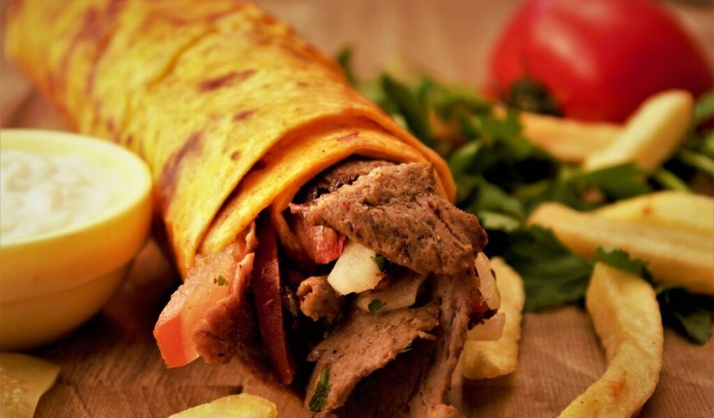 Bărbat, șocat: 1.700 de euro pentru un kebab, preț de lux în România