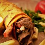 Bărbat, șocat: 1.700 de euro pentru un kebab, preț de lux în România