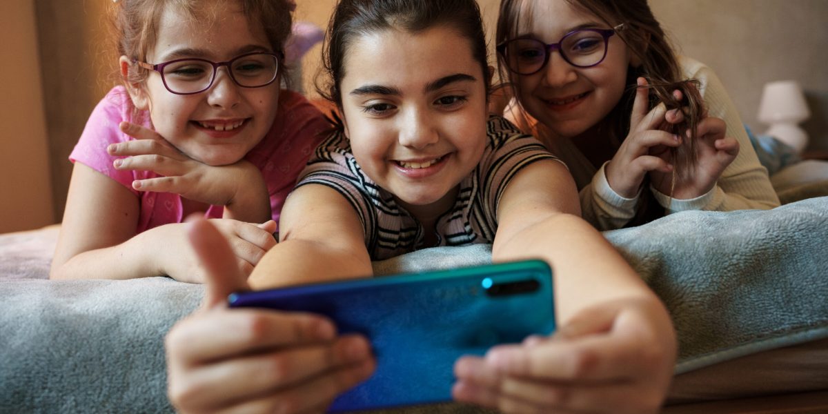 Canada: Interzicere radicală a rețelelor sociale pentru adolescenți sub 16 ani