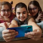 Canada: Interzicere radicală a rețelelor sociale pentru adolescenți sub 16 ani