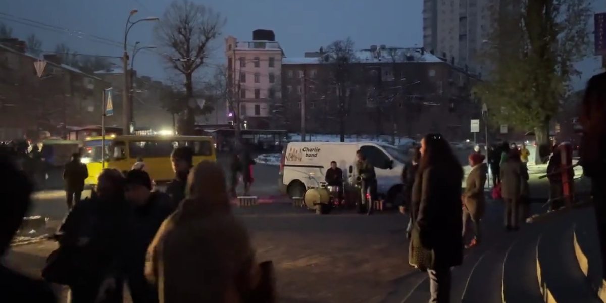 Bărbat înarmat a deschis focul pe stradă și a luat ostatici, victime confirmate