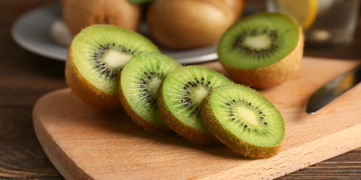 Kiwi, elixirul sănătății? De ce nutriționiștii recomandă consumul cu tot cu coajă