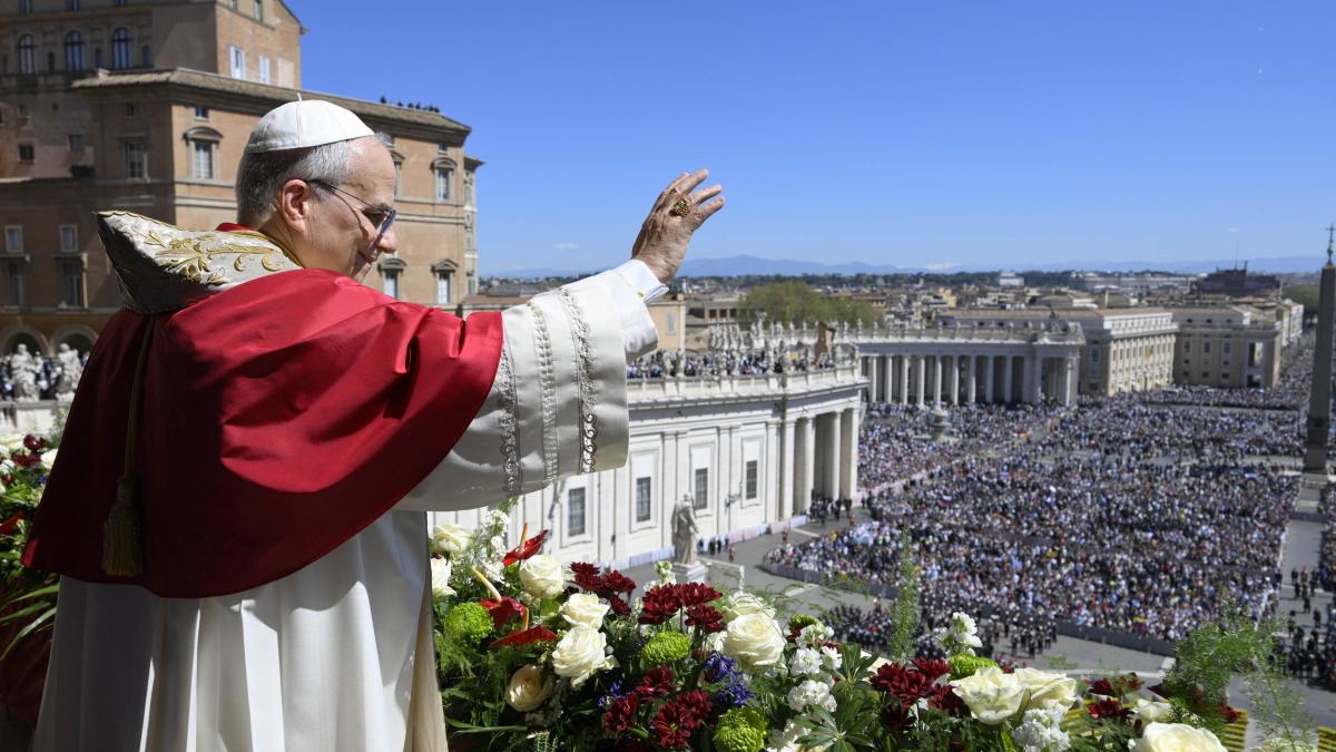 Mii de credincioși s-au adunat în Piața Sfântul Petru pentru a asculta mesajul de Paște transmis de Papa LEON al XIV-lea, în prima sa apariție publică de acest fel în calitate de suveran pontif