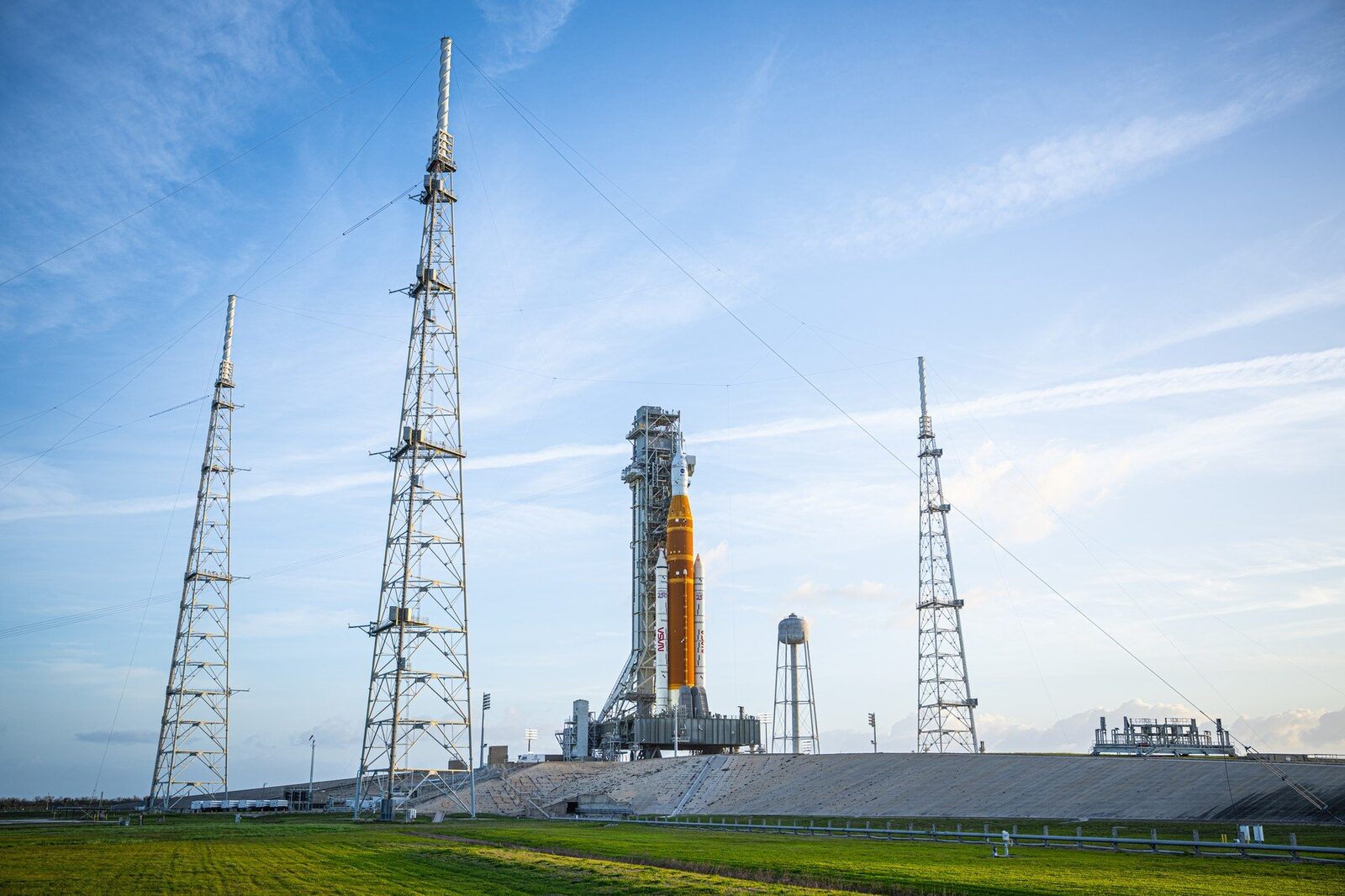 De ce amână NASA revenirea astronauților pe Lună