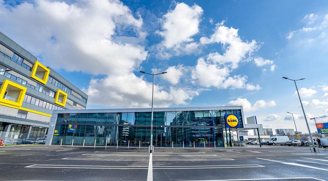 Lidl România Atinge Pragul de 400 de Magazine, Extinzându-și Prezența pe Piață Lanțul de magazine Lidl a inaugurat recent cea de-a 400-a unitate în România, marcând un moment important în expansiunea companiei pe piața locală