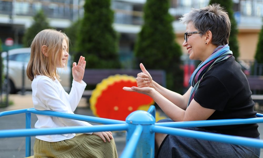 Problemele de auz la copii adesea nediagnosticate Dificultățile de auz la copii pot fi greu de detectat, mai ales în fazele inițiale, deoarece aceștia compensează prin alte metode, precum atenția vizuală crescută sau prin imitarea celor din jur