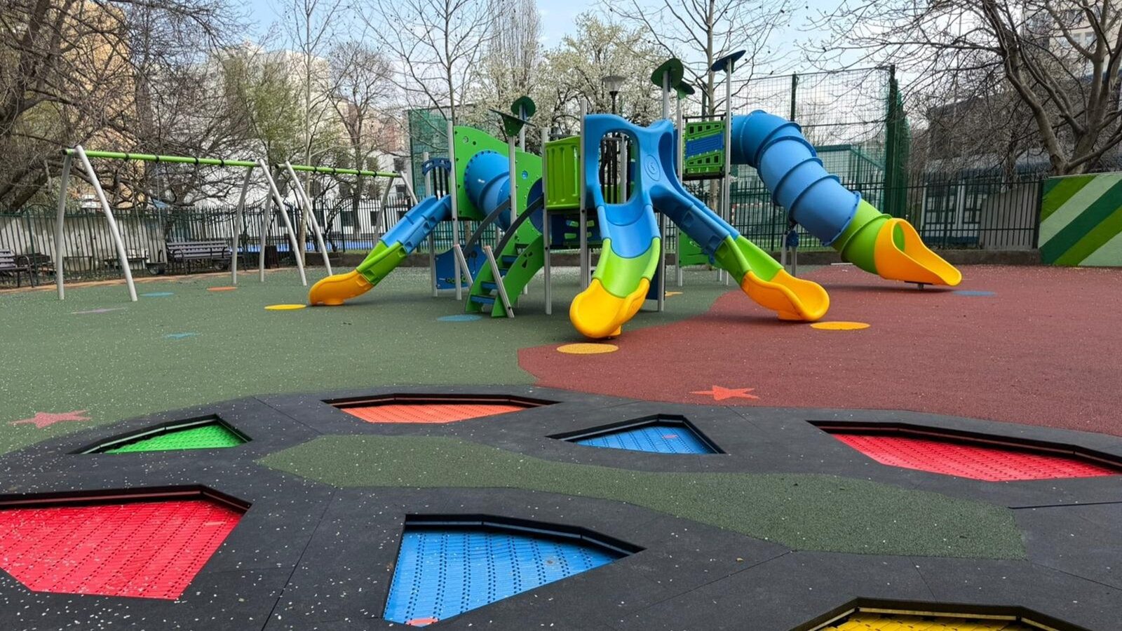 Un nou loc de joacă în Sectorul 6 a fost inaugurat, dar Parcul Grozăvești întârzie Bucureștenii din Sectorul 6 se pot bucura de un nou spațiu de joacă, situat pe strada Cetatea Histria nr