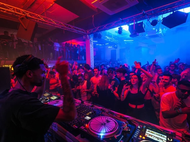 Cluburile din Londra, lovite de scăderea alcoolului: Reinventare sau faliment