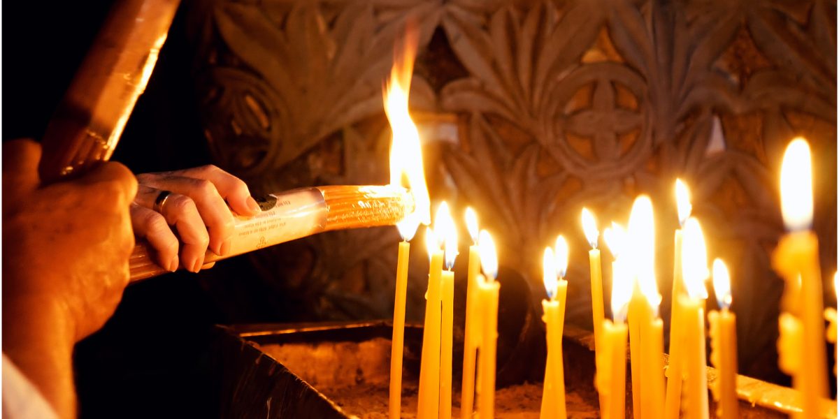 Ce faci cu Lumina Sfântă după slujbă? Semnificațiile speciale