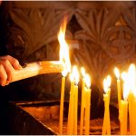 Ce faci cu Lumina Sfântă după slujbă? Semnificațiile speciale