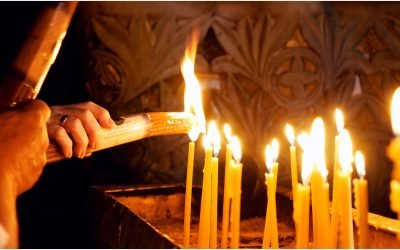 Ce faci cu Lumina Sfântă după slujbă? Semnificațiile speciale