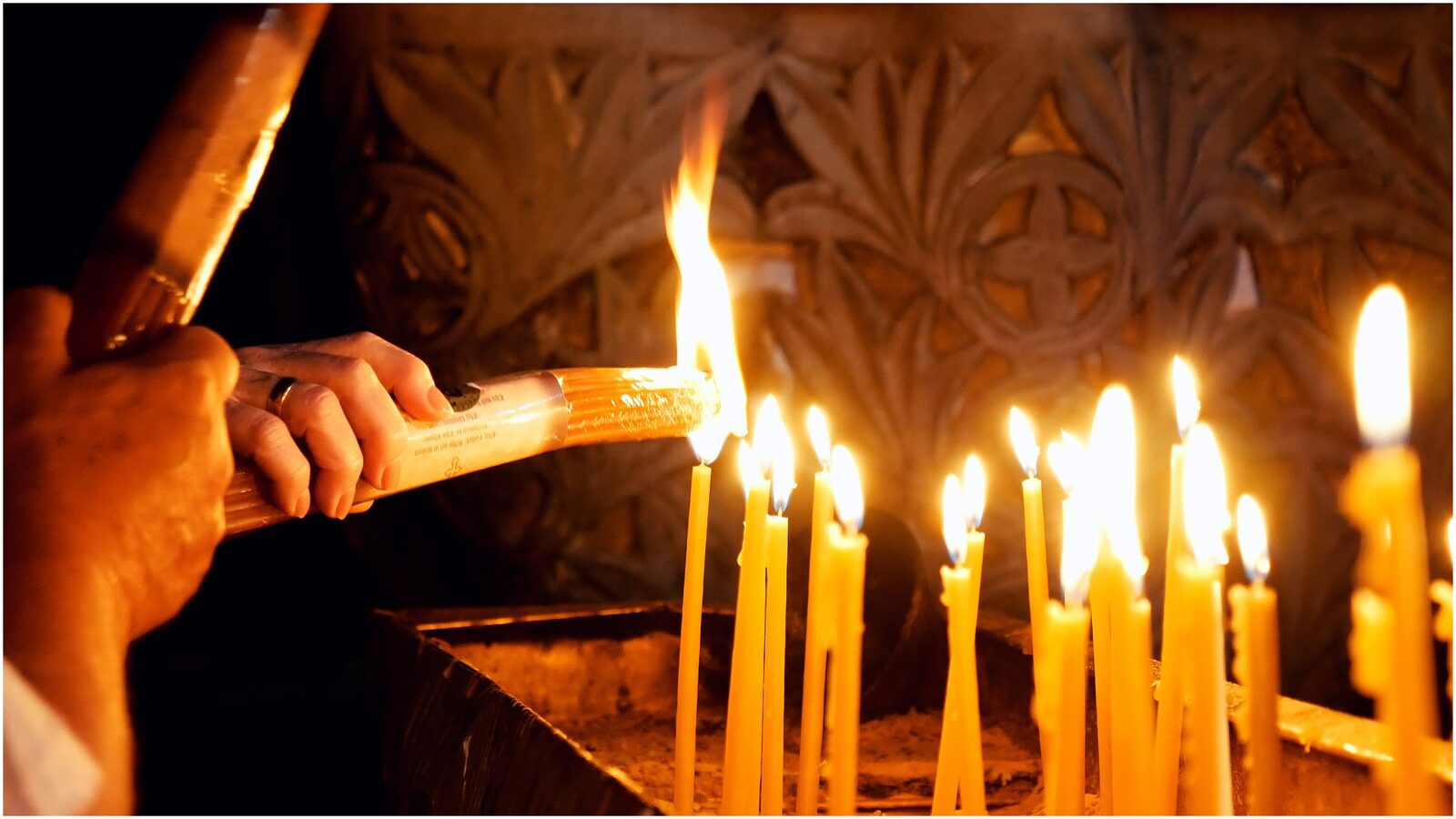 Ce faci cu Lumina Sfântă după slujbă? Semnificațiile speciale