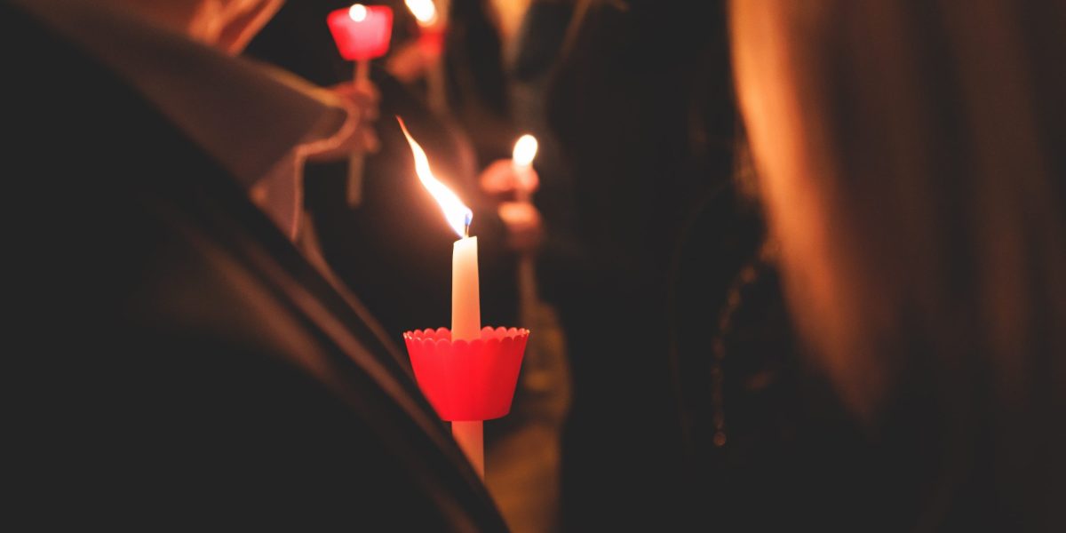 Aprinderea lumânărilor, un pericol real: Atenție, nu le lăsați nesupravegheate!