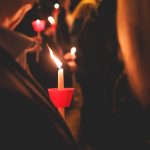 Aprinderea lumânărilor, un pericol real: Atenție, nu le lăsați nesupravegheate!