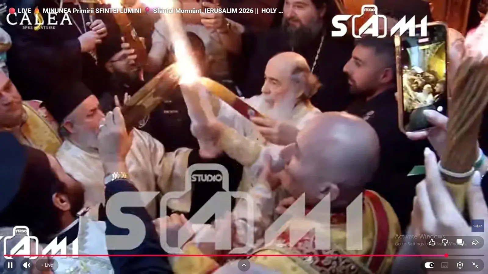 Lumina Sfântă a aprins speranța la Ierusalim, în ciuda războiului din regiune