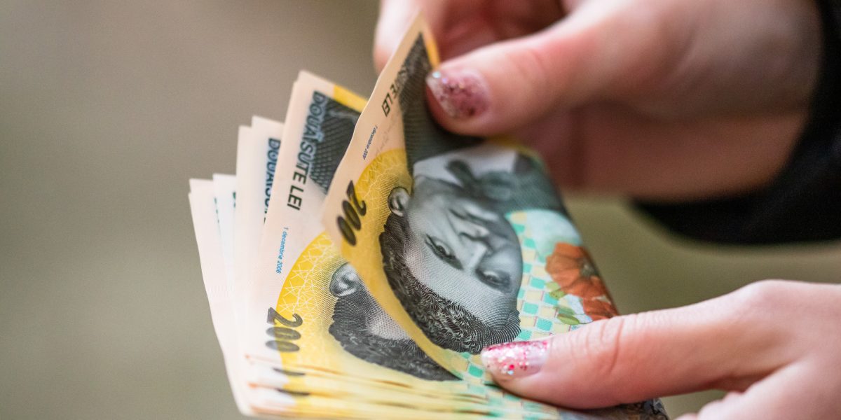 Salariile mai mari n-au îmbogățit Tinerii: Criza, Scumpiri și Disperare în România