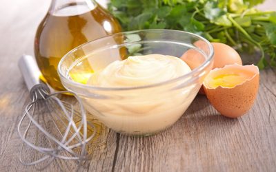 Maioneza de casă: Secretul unei rețete simple, dar valoroase în bucătărie Bucătarii amatori și profesioniști deopotrivă apreciază maioneza preparată în casă pentru gustul său superior și posibilitățile nelimitate de a îmbogăți diverse preparate culinare