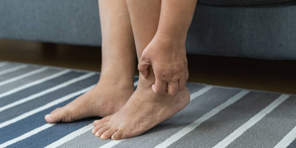 Umflături pe picioare: Semnal de alarmă pentru diabet, rinichi sau ficat