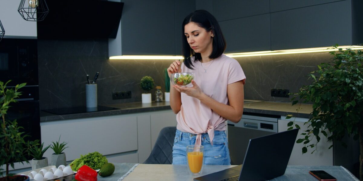 Mâncatul în picioare: Beneficii și pericole pentru digestie