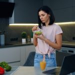 Mâncatul în picioare: Beneficii și pericole pentru digestie