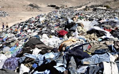 Muntele de haine abandonate din Deșertul Atacama: O criză a modei care poluează mediul La marginea Deșertului Atacama din Chile, un peisaj lunar a fost transformat într-o imensă groapă de gunoi