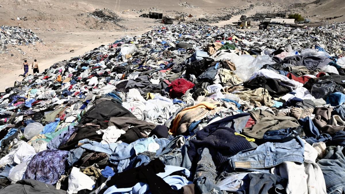 Muntele de haine abandonate din Deșertul Atacama: O criză a modei care poluează mediul La marginea Deșertului Atacama din Chile, un peisaj lunar a fost transformat într-o imensă groapă de gunoi