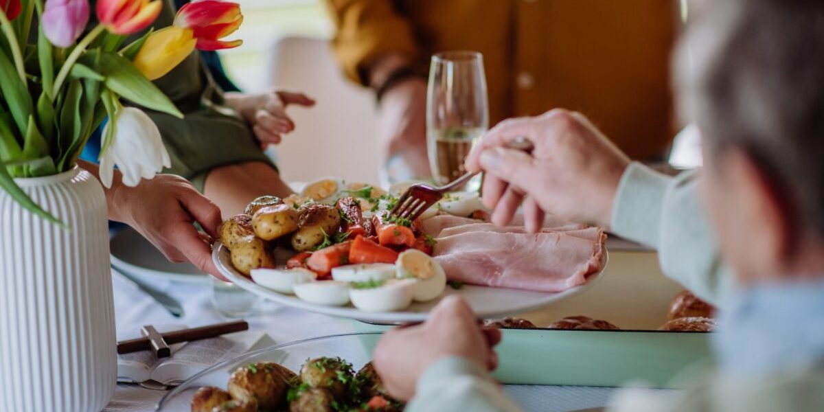 Ce înseamnă „moderație” la masa de paște? Sfaturi de la nutriționiști pentru România