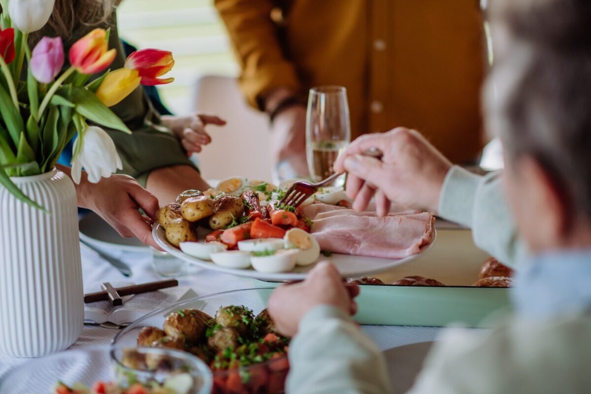 Ce înseamnă „moderație” la masa de paște? Sfaturi de la nutriționiști pentru România