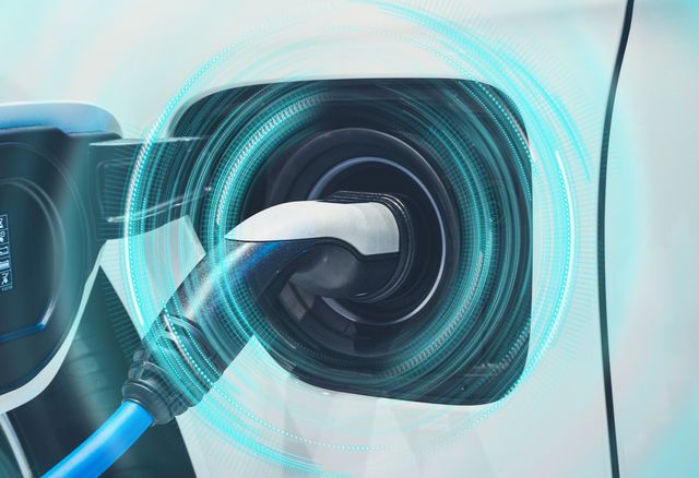 Conflictul din Orientul Mijlociu alimentează interesul pentru vehiculele electrice (VE), pe fondul creșterii prețurilor petrolului și al incertitudinii energetice globale, indică datele recente