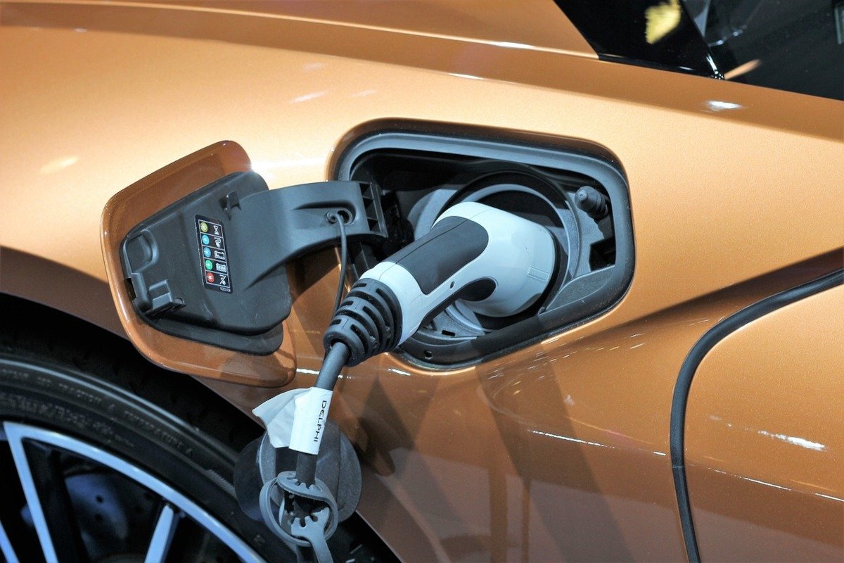 Parcarea gratuită în București, rezervată exclusiv electricelor Consiliul General al Municipiului București (CGMB) a decis, joi, că parcarea gratuită în parcările publice de utilitate generală va fi disponibilă, până la 31 decembrie 2027, doar pentru autovehiculele electrice înmatriculate în Capitală