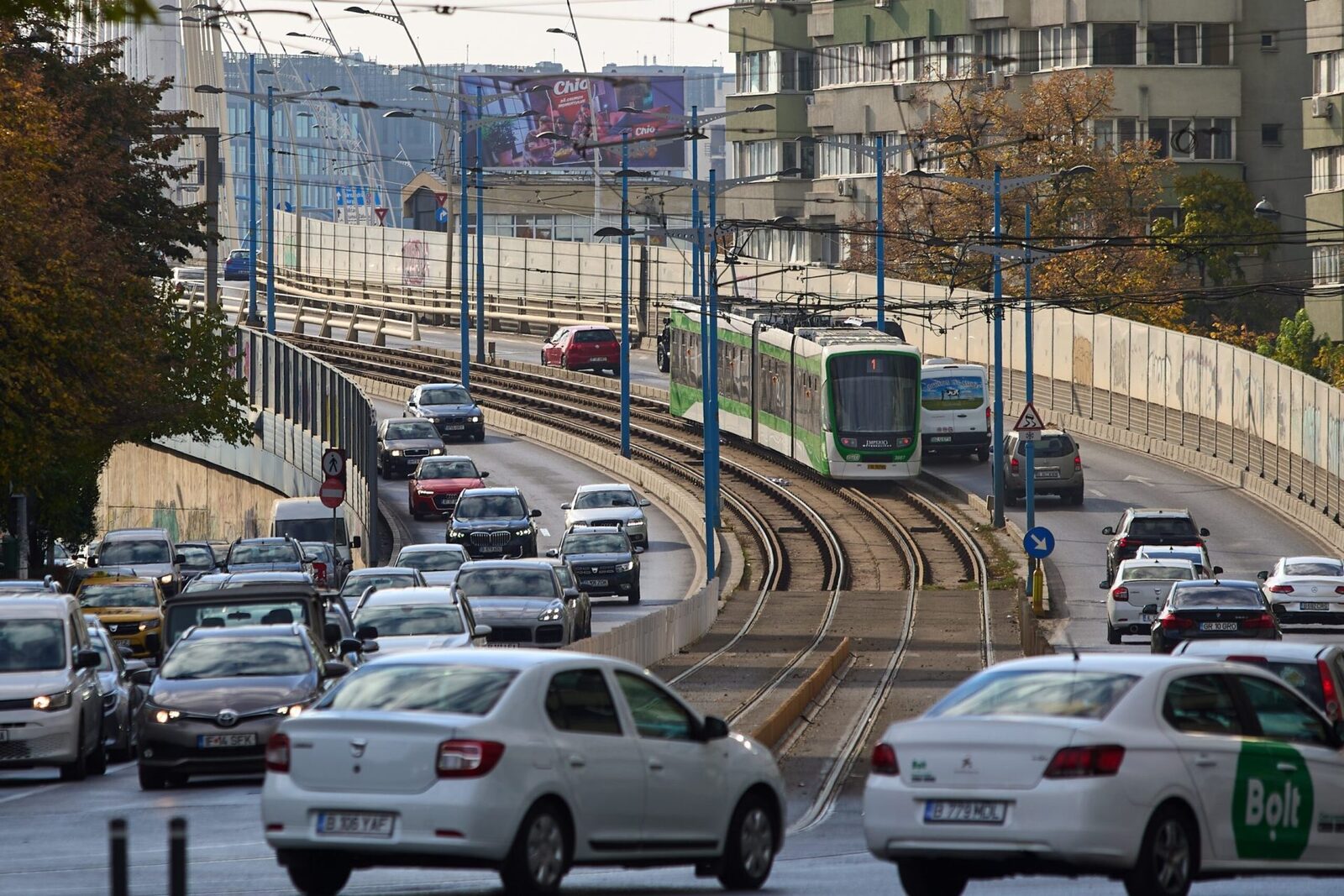 București: Parcarea gratuită pentru electrice, menținută până în 2027 Șoferii de mașini electrice din București vor putea parca gratuit pe locurile publice administrate de Primărie până la 31 decembrie 2027