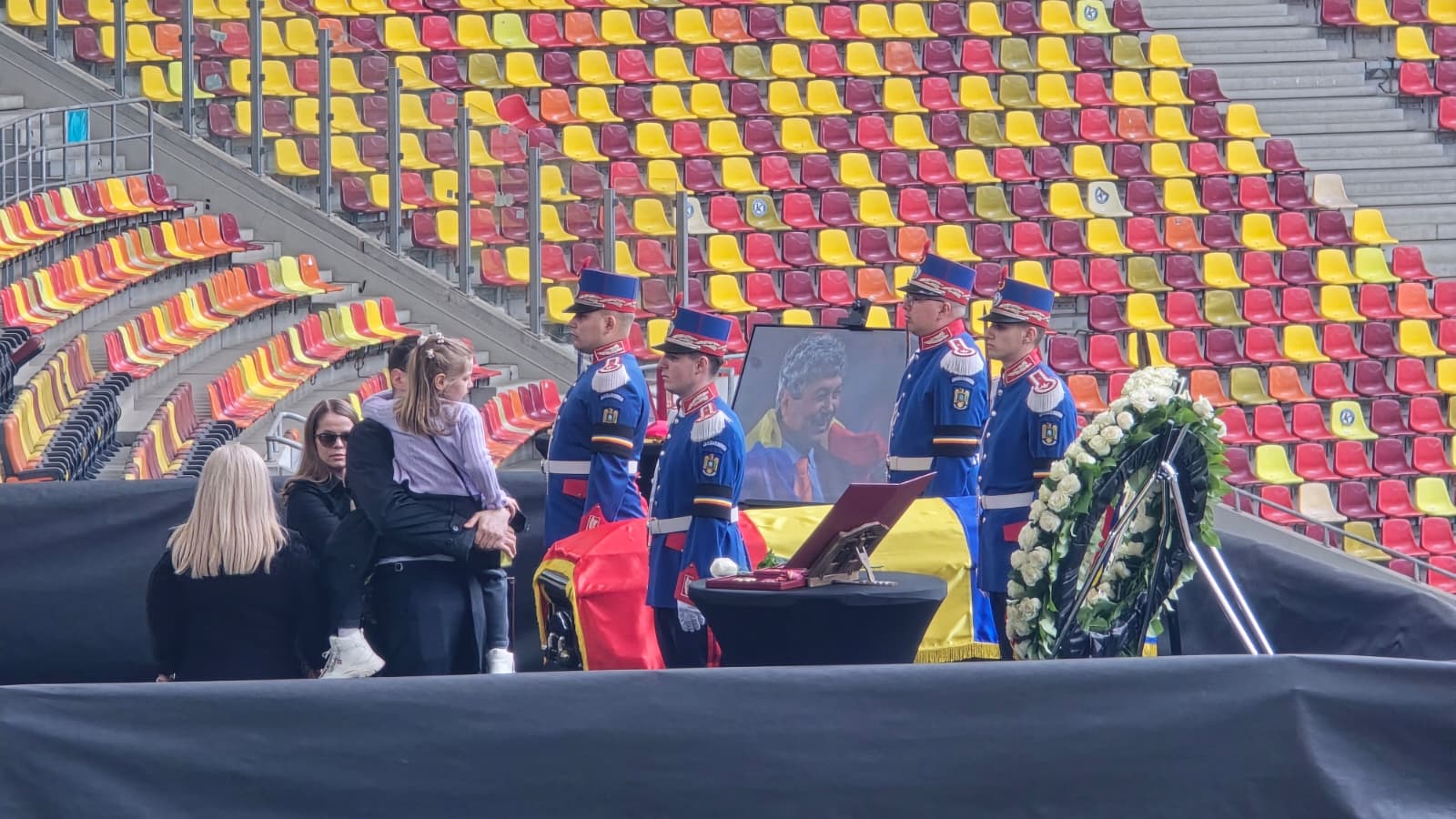 Matei Lucescu, cu fetița, la căpătâiul lui Mircea Lucescu