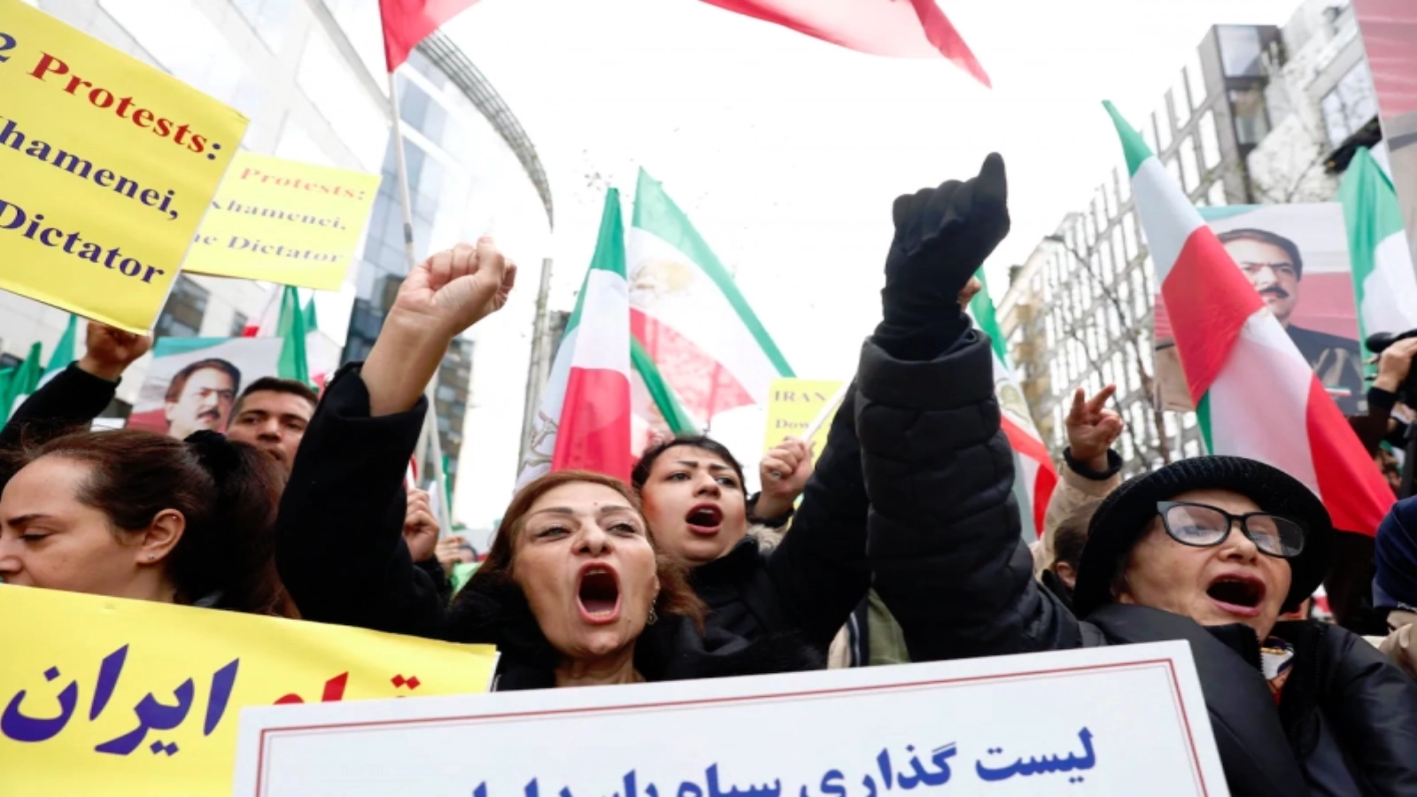 Iran: Doi bărbați executați pentru legături cu Israelul și Statele Unite Teheranul a executat doi bărbați duminică, acuzați că au colaborat cu Israelul și Statele Unite pe fondul protestelor antiguvernamentale de la începutul anului