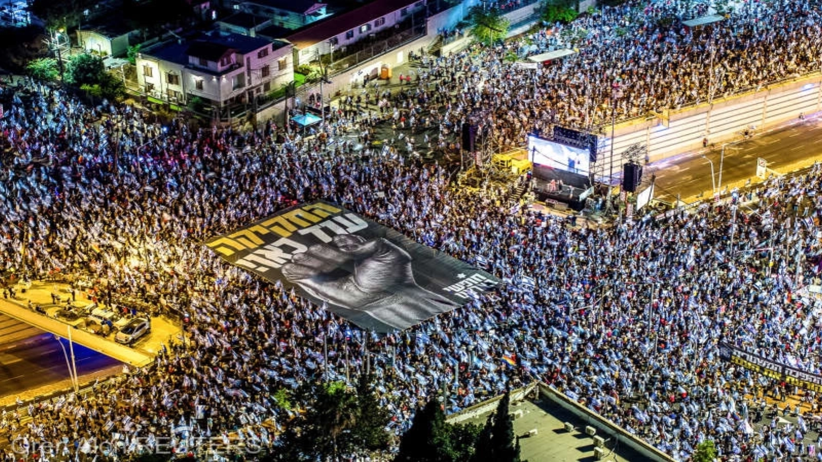 O mie de persoane au protestat sâmbătă seara în TEL AVIV împotriva războiului purtat de Israel împotriva IRANULUI și HEZBOLLAH în Liban