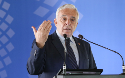 Mugur Isărescu, Guvernatorul BNR, Avertizează Asupra Impactului Tensiunilor Externe și a Exploziei Prețurilor la Carburanți București, România – Guvernatorul Băncii Naționale a României (BNR), Mugur Isărescu, a evidențiat, joi, impactul major al tensiunilor externe asupra economiei românești, concentrându-se în special pe efectele escaladării conflictului din Orientul Mijlociu și pe explozia prețurilor la carburanți