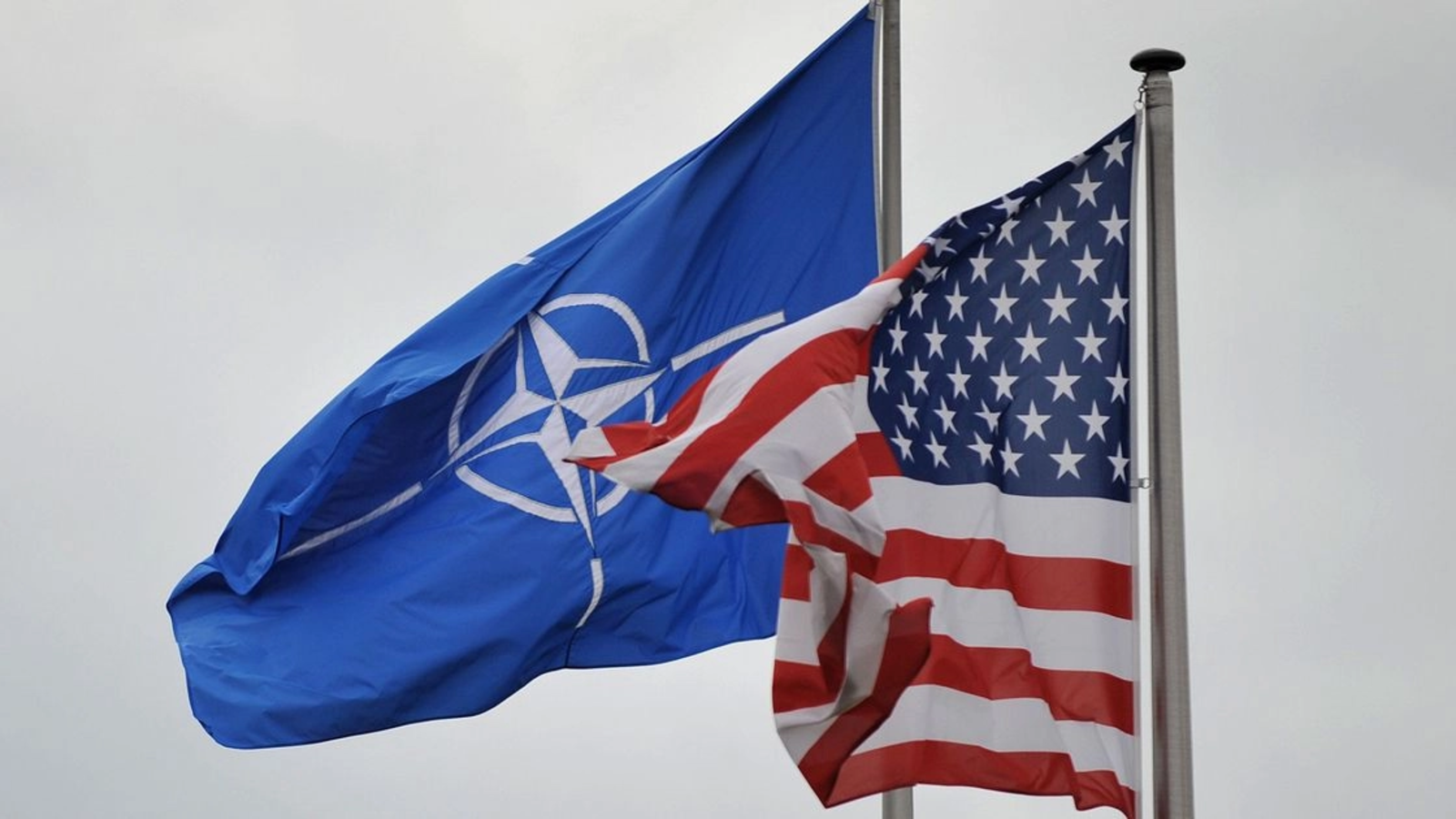 Trump amenință din nou NATO, dar aliații nu se arată alarmați Amenințările președintelui american Donald Trump privind retragerea Statelor Unite ale Americii din NATO nu au stârnit panică în rândul diplomaților din țările aliate, conform unor surse citate de CNN