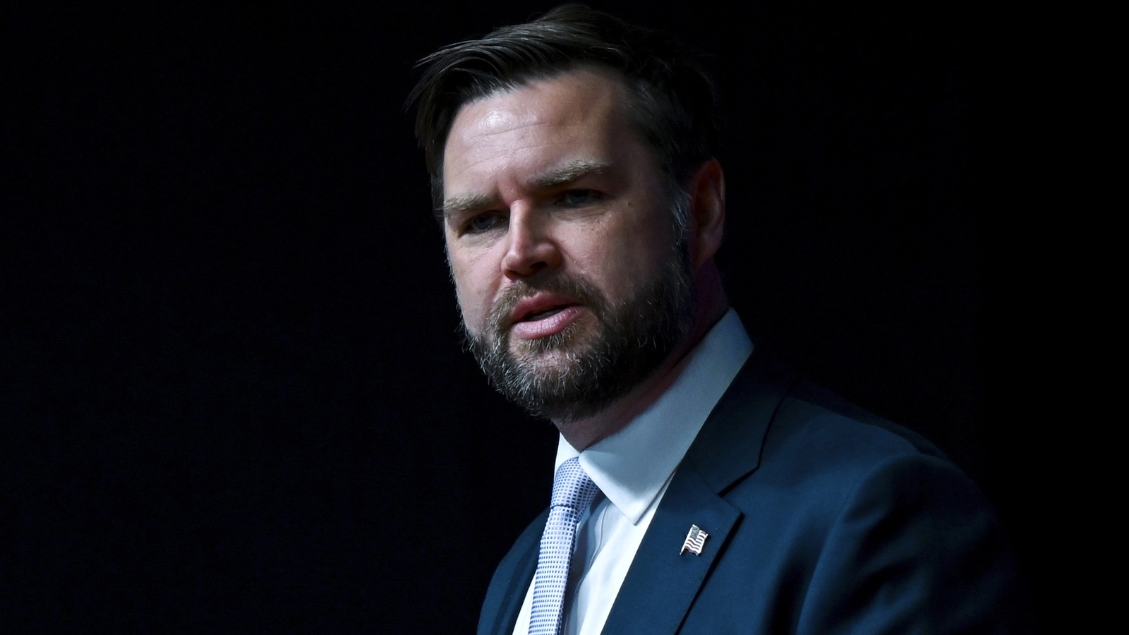 JD Vance, Senatorul American, Vizitează Ungaria înaintea Alegerilor Legislative București – Senatorul american JD Vance va efectua o vizită în Ungaria pe 7 și 8 aprilie, întâlnindu-se cu premierul Viktor Orbán, cu puțin timp înaintea alegerilor legislative cruciale din 12 aprilie