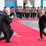 Gest neașteptat: Premierul țării X, în genunchi în fața șefei de la Roma