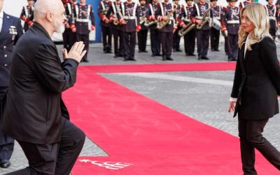 Gest neașteptat: Premierul țării X, în genunchi în fața șefei de la Roma