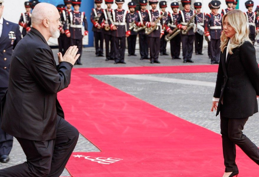 Gest neașteptat: Premierul țării X, în genunchi în fața șefei de la Roma