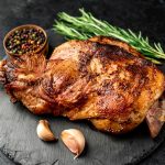 Atenție la condimente! Cum poți strica gustul mielului de Paște Bucătarii și experții culinari avertizează: deși carnea de miel este o tradiție pe masa de Paște, un condiment ales greșit sau adăugat în exces poate transforma deliciul într-un preparat cu gust amar