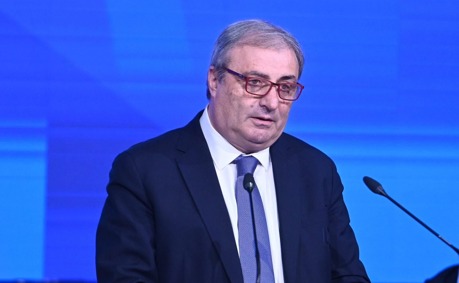 Mircea Lucescu, înlocuit: Gică Hagi și Edi Iordănescu, favoriți la cârma naționalei București – Federația Română de Fotbal (FRF) se află în căutarea noului selecționer al echipei naționale, după ce mandatul lui Mircea Lucescu s-a încheiat oficial joi, 2 aprilie
