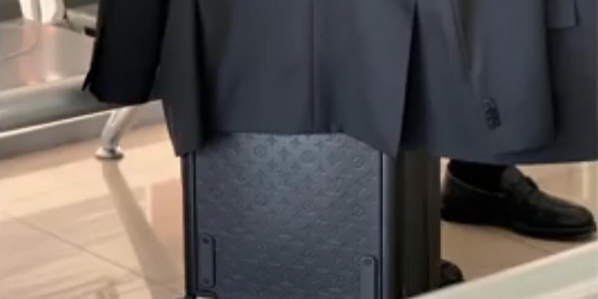 Barbu, ministrul Agriculturii, pozat cu o geantă Louis Vuitton de 5.000 €