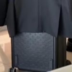 Barbu, ministrul Agriculturii, pozat cu o geantă Louis Vuitton de 5.000 €