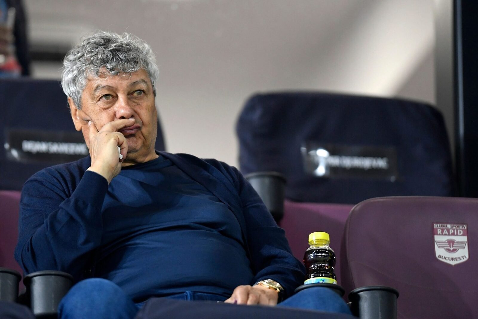 Fanii Rapidului au arătat respect pentru Mircea Lucescu printr-un moment emoționant, înainte de duelul cu U Cluj București – Atmosfera din Giulești a fost marcată de un puternic sentiment de solidaritate