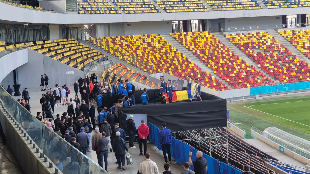 Sicriul lui Mircea Lucescu a fost depus miercuri la Arena Națională, sute de oameni putând să-i aducă un ultim omagiu celui care a fost o legendă a fotbalului românesc