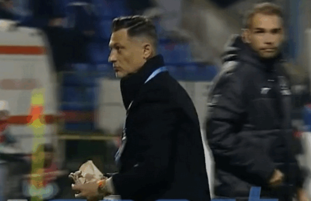 Mirel Rădoi, „atacat” cu hârtie igienică de fanii din Botoșani Un meci tensionat între FC Botoșani și FCSB, încheiat cu victoria moldovenilor, scor 3-2, a fost marcat de un incident neobișnuit